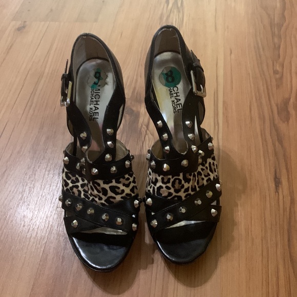 These are so comfy and the bottoms have amazing traction! - Picture 2 of 4